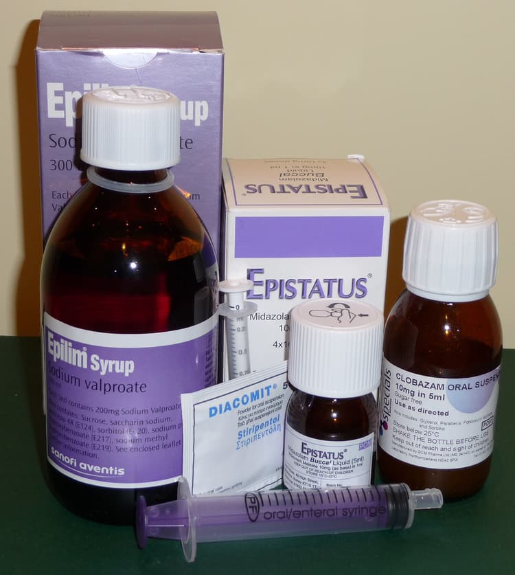 Förpackningar med natriumvalproat, stiripentol, klobazam och midazolam.